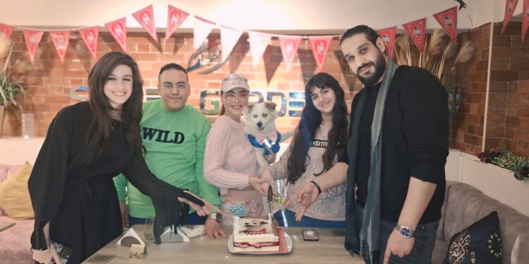 احضرت له تورتة.. دوللي شاهين تحتفل بعيد ميلاد كلبها فرج