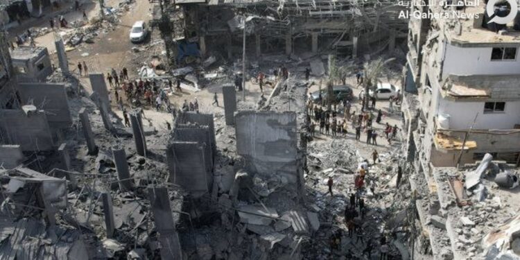 جيش الاحتلال الإسرائيلي ينسف منازل سكنية في منطقة السطر الغربي بخان يونس جنوبي قطاع غزة