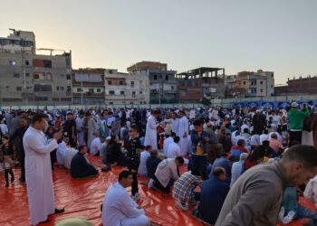 الآلاف يؤدون صلاة عيد الفطر المبارك في ساحة مركز شباب مدينة بسيون بالغربية.. صور