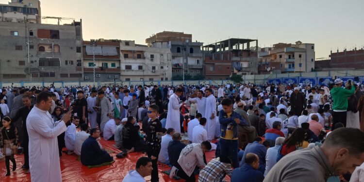الآلاف يؤدون صلاة عيد الفطر المبارك في ساحة مركز شباب مدينة بسيون بالغربية.. صور