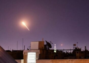 سماع أصوات انفجارات في محيط دمشق والمضادات الأرضية السورية تطلق عشرات الصواريخ   