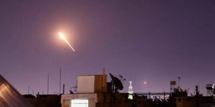 سماع أصوات انفجارات في محيط دمشق والمضادات الأرضية السورية تطلق عشرات الصواريخ