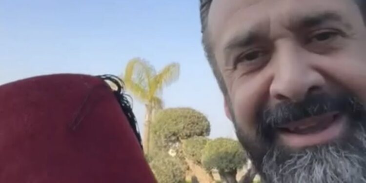كريم عبد العزيز يتبرع بطربوش “كيرة والجن” وشال “بيت الروبي” لصالح راعي مصر لدعم الفئات الأكثر احتياجا
