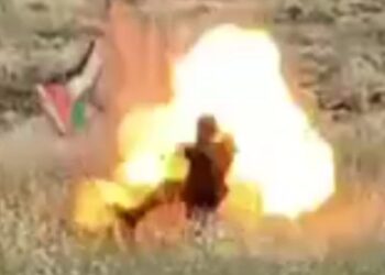 لحظة انفجار عبوة ناسفة زرعها مقاومون بعلم فلسطين أثناء محاولة مستوطن انتزاعه قرب رام الله