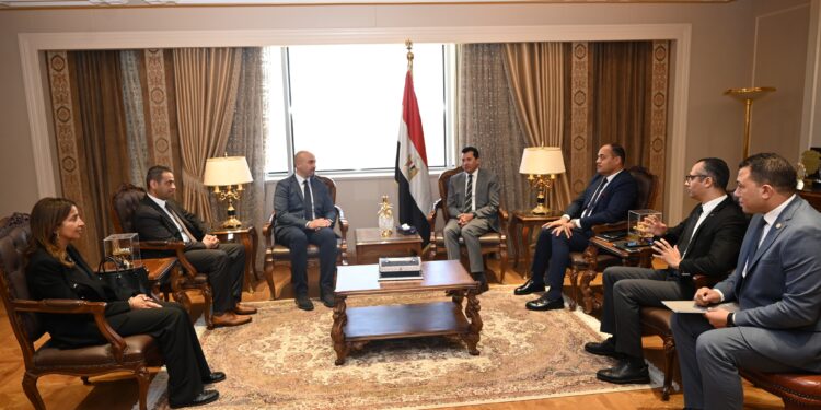 وزير الشباب والرياضة يلتقي رئيس مجلس إدارة شركة أليانز مصر