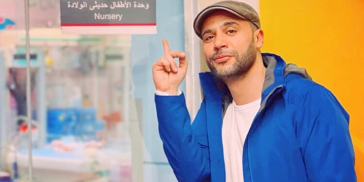 وصول الزعيم الصغير.. محمد إمام يستقبل مولوده عمر محمد عادل إمام