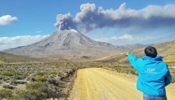 إندونيسيا تغلق مطارًا وتنفيذ عمليات إجلاء واسعة بعد ثوران بركان جبل روانج