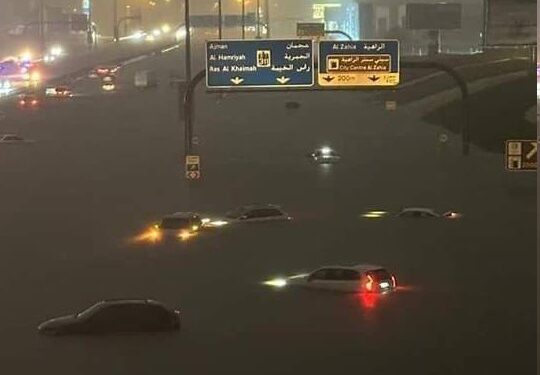 أمطار الإمارات تحول الشوارع إلى بحيرات بعد موجة الطقس السيئ
