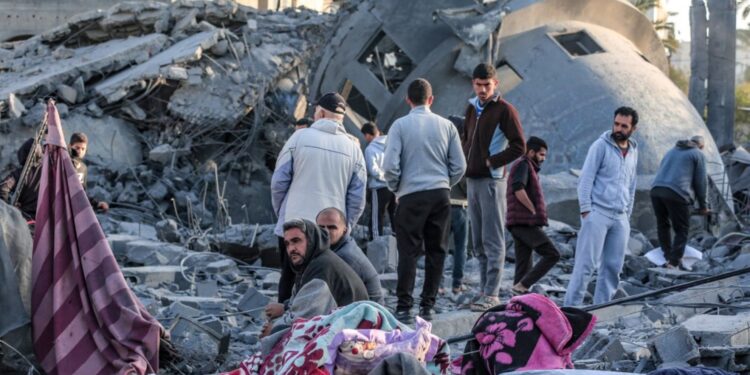 الاحتلال الإسرائيلي يقصف محيط المستشفى الإماراتي غرب رفح الفلسطينية