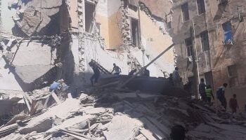 سقوط عقار سكني في العطارين وسط الإسكندرية.. والحماية المدنية تحاول إنقاذ السكان من تحت الأنقاض
