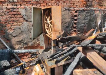 النار أكلت كل شيء.. حريق هائل يلتهم مخزن أخشاب في شبراخيت بالحيرة