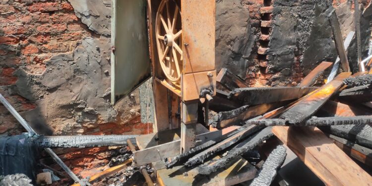 النار أكلت كل شيء.. حريق هائل يلتهم مخزن أخشاب في شبراخيت بالحيرة