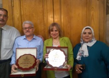 الصورة الحقيقية يهنئ الزميلين كريمة رفعت ومصطفى عبد الخالق لتكريمهما بمناسبة عيد العمال