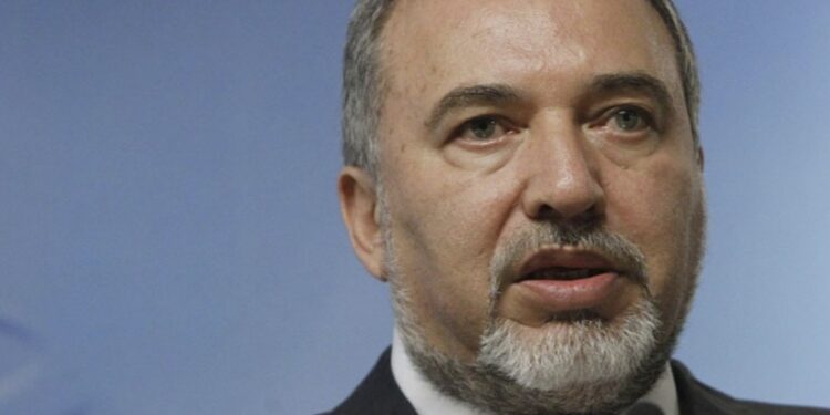 وزير الدفاع الإسرائيلي السابق: كان على الحكومة الإسرائيلية أن تستعد لإنشاء منطقة أمنية في جنوب لبنان قبل عدة أشهر 