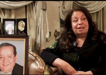 أرملة الفنان جورج سيدهم تتبرع بقميصه في مسرحية المتزوجون في مزاد خيري بسيدني لصالح راعي مصر 