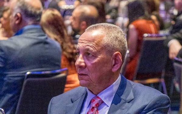 راعي مصر تكرم ماجد زكي عضو الجالية المصرية بأستراليا