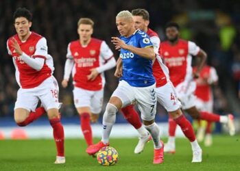 الدوري الإنجليزي.. قناة بث مباشر مباراة آرسنال ضد إيفرتون