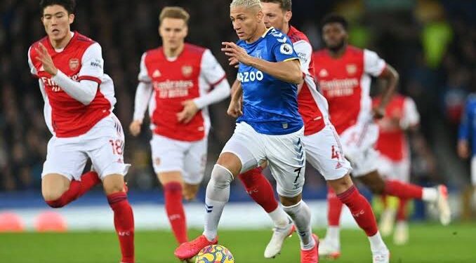 الدوري الإنجليزي.. قناة بث مباشر مباراة آرسنال ضد إيفرتون