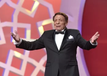 الإعلامية عزة مصطفى تهنئ الزعيم عادل إمام بذكرى ميلاده