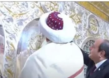 سلطان البهرة يهدي الرئيس السيسي هدية تذكارية.. ويشارك في وضع نقاط البسملة بمسجد السيدة زينب