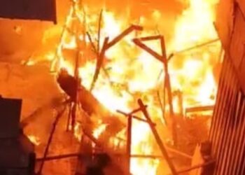 تفاصيل اندلاع حريق هائل في سوق السد العالي بالبساتين