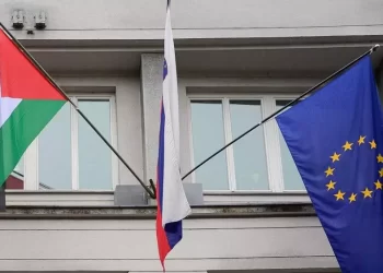 سلوفينيا ترفع العلم الفلسطيني على المبنى الحكومي تأكيدًا على اعترافها الرسمي بالدولة الفلسطينية