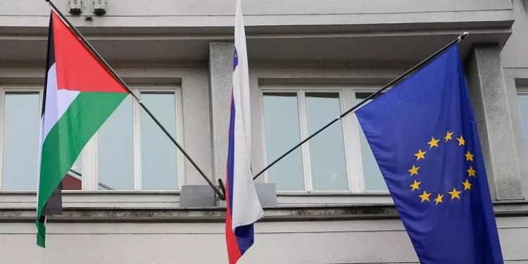 سلوفينيا ترفع العلم الفلسطيني على المبنى الحكومي تأكيدًا على اعترافها الرسمي بالدولة الفلسطينية