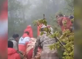 شاهد لحظة نقل جثمان الرئيس الإيراني ومرافقيه من موقع حادث الطائرة الإيرانية