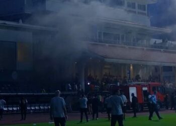 توقف المباراة وتدخل سيارات الإطفاء.. القصة الكاملة لـ حريق ستاد الإسكندرية أثناء مباراة بيراميدز وسموحة في الدوري