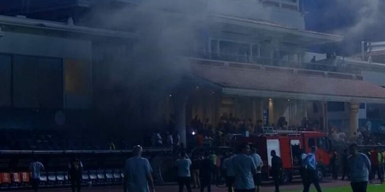 توقف المباراة وتدخل سيارات الإطفاء.. القصة الكاملة لـ حريق ستاد الإسكندرية أثناء مباراة بيراميدز وسموحة في الدوري