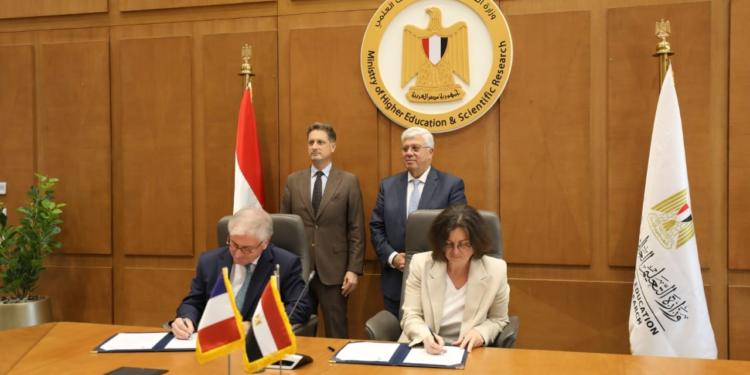اتفاق تعاون بين الجامعة الفرنسية في مصر وجامعة باريس 1 بانتيون سوربون