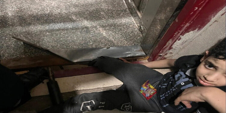 إنقاذ طفل علق قدمه بين الحائط والمصعد في القاهرة