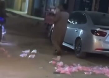 بائع غزل البنات.. استفزه أحد المارة فألقى بالحلوى على الأرض ويعاني أزمة نفسية