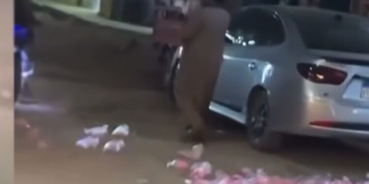 بائع غزل البنات.. استفزه أحد المارة فألقى بالحلوى على الأرض ويعاني أزمة نفسية