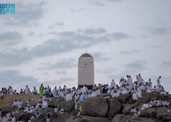 توافد حجاج بيت الله على مسجد نمرة للاستماع إلى خطبة عرفة