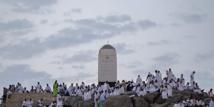 توافد حجاج بيت الله على مسجد نمرة للاستماع إلى خطبة عرفة