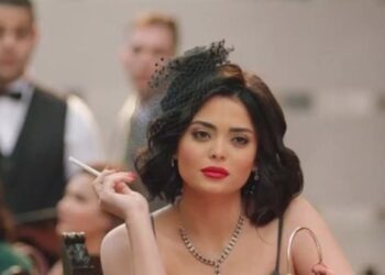 أحبه.. أسماء جلال بإطلالة تشبه المطرب العالمي مايكل جاكسون