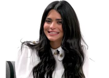 أحبه.. أسماء جلال بإطلالة تشبه المطرب العالمي مايكل جاكسون