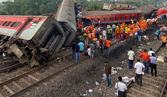تفاصيل مصرع وإصابة 30 في حادث تصادم قطارين في الهند