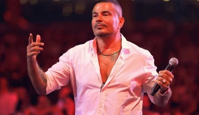 الهضبة المثير للجدل.. عمرو دياب يصفع أحد المعجبين على وجهه