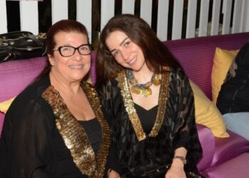 أرجو الدعاء لأمي.. تعرض والدة مي عز الدين لوعكة صحية شديدة