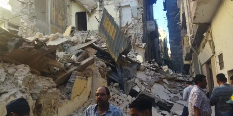 انهيار عقار بشارع العطارين في الإسكندرية.. صادر له قرار هدم كلي