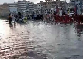 المياه دخلت البيوت.. مد بحري في شواطئ رأس البر يثير الذعر.. ومواطنون: مفيش الكلام دا