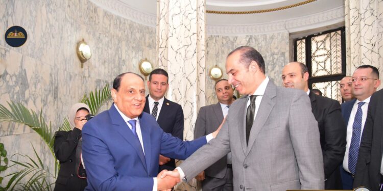 وزير الشئون النيابية والقانونية والتواصل السياسي يلتقي رئيس محكمة النقض ورئيس مجلس القضاء الأعلى