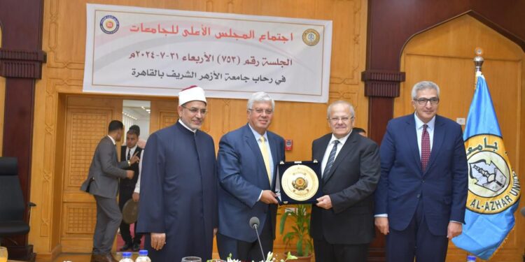 وزير التعليم العالي يكرم الخشت لانتهاء مدة رئاسته لجامعة القاهرة