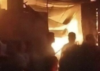 تفاصيل اندلاع حريق هائل بمصنع دهانات في المرج والدفع بـ 12 سيارة إطفاء للسيطرة عليه