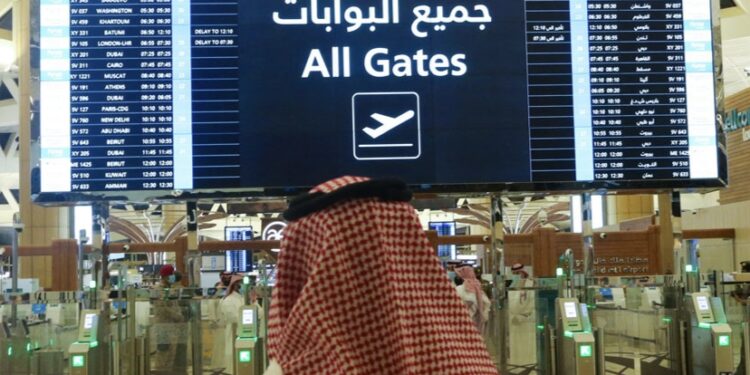 أخبار السعودية.. مطار الملك خالد الدولي بالرياض: العطل التقني العالمي امتد أثره على الناقلين في مطارنا