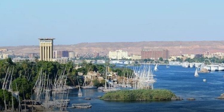 عاجل.. اندلاع حريق هائل في جزيرة بالنيل خلف فندق موفنبيك أسوان