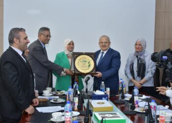 مظاهرة حب وتقدير لرئيس جامعة القاهرة خلال ترأسه اجتماع مجلس كلية الإعلام