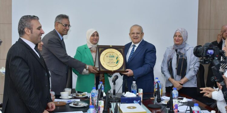 مظاهرة حب وتقدير لرئيس جامعة القاهرة خلال ترأسه اجتماع مجلس كلية الإعلام